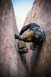 om, stâncă, alpinism, gri, formatie rock, intre, gri roci, sporturi extreme, cățărare pe munte, bărbați, frânghie, în aer liber, o persoana, risc, sportiv, Ham de siguranță, clambering, carabină, belaying, aventură, putere, oameni, obiect de rocă, Munte, masculi, Siguranță, Pericol, acțiune, activitate, oameni adevărați, solid, Activitatea de agrement, zi, natură, provocare, stiluri de viață, protecţie, calificare, mână, efort, 5K, CC0, domeniu public, fără drepturi de autor