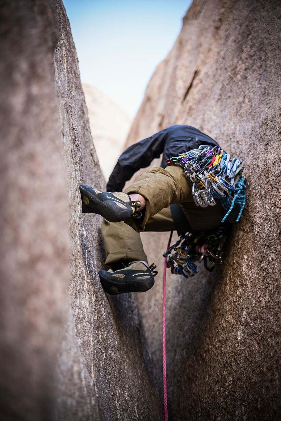 home, rock, escalada, gris, formació de roca, Entremig, roca grisa, Esports extrems, escalada en roca, Muntanyisme, homes, corda, a l'aire lliure, una persona, risc, esport, arnés de seguretat, trepitjant, mosquetó, assegurar-se, aventura, força, gent, rock - object, muntanya, mascles, seguretat, equip d’escalada, perill, acció, penya-segat, activitat, persones reals, sòlid, activitat d'oci, dia, naturalesa, desafiament, estils de vida, protecció, habilitat, mà, esforç, 5K