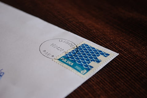 weißes Papier, Email, Brief, Postleitzahlen, Briefmarke, der Briefumschlag, drinnen, selektiver Fokus, Nahansicht, Text, keine Leute, Tabelle, Stillleben, Blau, Papier-, Finanzen, westliche Schrift, Reisepass, Holz - Material, High Angle View, Kommunikation, mail, Geschäft, dokumentieren, Wirtschaft, 4K, CC0, gemeinfrei, lizenzfrei