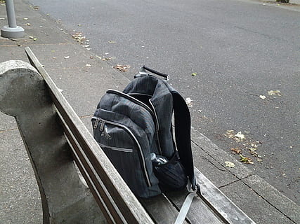 plecak, ławka, na dworze, wysoki kąt widzenia, dzień, Miasto, ulica, żadnych ludzi, bagaż, transport, torba, Natura, chodnik, architektura, czarny kolor, Droga, podróżować, brak, światło słoneczne, opuszczony, problemy społeczne, 1080P, CC0, domena publiczna, darmowe zdjęcia