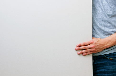 mano, presentado, caso, presentación, panel, espectáculo, una persona, parte del cuerpo humano, hombres, adulto, mano humana, copia espacio, ropa casual, parte del cuerpo, en pie, sección en medio, machos, pared - característica de la construcción, vista lateral, adentro, adulto maduro, día, hombres maduros, pantalones, extremidad humana, 4K, CC0, dominio público, libre de derechos