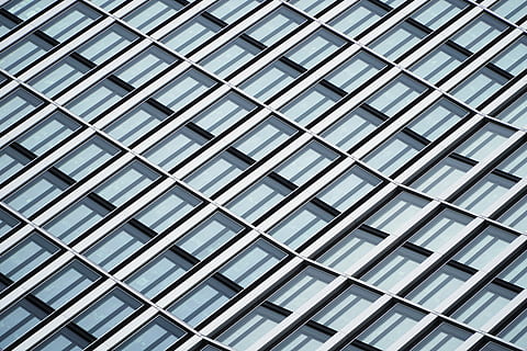 architettonico, fotografia, costruzione di vetro, facciata, astratto, superficie strutturata, finestra, ripetitivo, modello, fotogramma intero, struttura costruita, architettura, sfondi, nessuno, ripetizione, Inquadratura dal basso, in casa, metallo, design, giorno, forma, vetro - materiale, moderno, di fila, soffitto, edificio per uffici esterno, color argento, lega, acciaio, 5K, CC0, dominio pubblico, privo di copyright