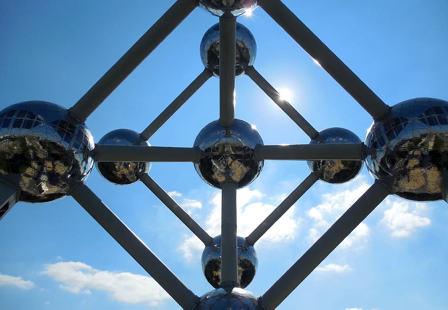 Brusel, atomium, zdola, nebe, modrý, venku, den, nikdo, kovový průmysl, kov, nízký úhel pohledu, Příroda, architektura, stavba, vzor, mrak - nebe, detail, destinace, exteriér budovy, náboženství, geometrický tvar, slunečního světla, tvar, přímo pod, 4K
