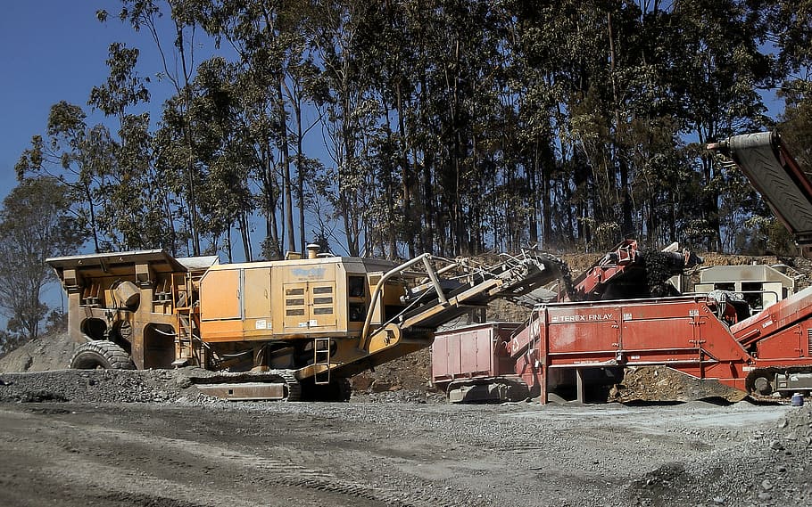 industria, macchinario, ingegneria, costruzione, lavori di sterro, edificio della diga, trasportatore, pesante, pianta, polvere, roccia, pietra, scavo, mezzi di trasporto, all'aperto, giorno, nessuno, albero, cielo, industria di costruzioni, modo di trasporto, veicolo terrestre, macchine da cantiere, natura, sito di costruzione, luce del sole, strada, terra, bulldozer, sviluppo, attrezzatura da costruzione, 2K
