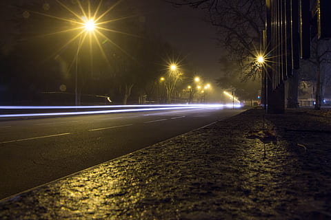 luce notturna, lunga pausa, notte, luce, illuminato, lunga esposizione, riflesso lente, velocità, strada, lampione, città, direzione, la strada davanti, attrezzatura per l'illuminazione, nessuno, mezzi di trasporto, albero, sentiero leggero, natura, movimento, architettura, simbolo, cielo, all'aperto, prospettiva decrescente, 5K, CC0, dominio pubblico, privo di copyright