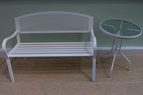 Stuhl, Tabelle, Design, Eleganz, Dekor, Weiß, Dekoration, Zuhause, Stil, Möbel, modern, zeitgemäß, Innen-, Innere, Essen, niemand, Tisch und Stuhl, Sitz, einstellen, Lebensstil, leeren, sauber, Zimmer, Licht, Platz, Neu, Fußboden, Abwesenheit, keine Leute, Klappstuhl, zwei Objekte, Sport, Metall, weiße Farbe, drinnen, High Angle View, Natur, Stillleben, Holz - Material, Schatten, Tag, Bodenbelag, 4K