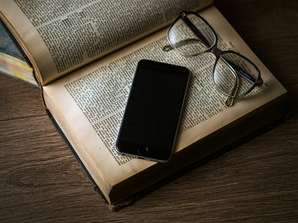 flad, lægge, fotografering, plads, grå, iphone 6, top, hardbound, Bestil, ved siden af, sort, indrammet, briller, telefon, teknologi, mobil, internet, smartphone, blank, apparat, Skærm, digital, smart, iphone, medier, ios, stak, papir, viden, bibliotek, gammel, litteratur, åben, Information, skole, undersøgelse, uddannelse, visdom, lærebog, bogreol, Læs, årgang, dække over, tekst, skrivning, side, Print, reol, studere, træ, læsning, retro, træ-, Brun, skrivebord, mørk, tæt på, væg, bord, forretning, smart telefon, stilleben, trådløs teknologi, træ - materiale, offentliggørelse, meddelelse, mobiltelefon, ingen mennesker, bærbar informationsenhed, indendørs, høj vinkel visning, forbindelse, personlige tilbehør, læder, 4K, CC0, offentligt domæne, royaltyfrie