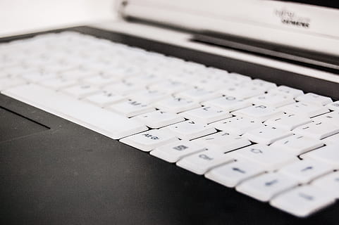 Nahansicht, Foto, Weiß, schwarz, Laptop-Computer, Tastatur, Laptop, Computer, Computers, elektronische Geräte, schreiben, Arbeit, Elektronik, es, Computer Tastatur, Technologie, Computerschlüssel, Internet, pc, Geschäft, Ausrüstung, Kommunikation, keine Leute, selektiver Fokus, kabellose Technologie, Computerausrüstung, drinnen, Verbindung, High Angle View, Nummer, Text, Stillleben, tragbares Informationsgerät, westliche Schrift, Papier-, 2K, CC0, gemeinfrei, lizenzfrei