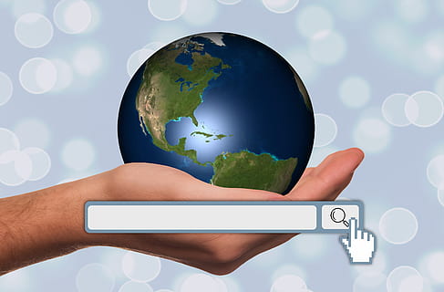 person, der holder jorden, hånd, holde, globus, Søgemaskine optimering, seo, google, søgemaskine, browser, Søg, internet, www, http, web, google chrome, e-handel, e forretning, web adresse, computer, teknologi, pc, Information, kontinenter, USA, Amerika, Sydamerika, bold, til stede, at vise, præsentation, bokeh, tilbud, kloden - menneskeskabt objekt, sfære, menneskelig hånd, plads, meddelelse, planet - rum, Jorden, global forretning, bedrift, natur, global kommunikation, menneskelig kropsdel, miljø, digital komposit, kort, forbindelse, en person, omsorg, verden lige ved hånden, ansvar, udendørs, 4K, CC0, offentligt domæne, royaltyfrie
