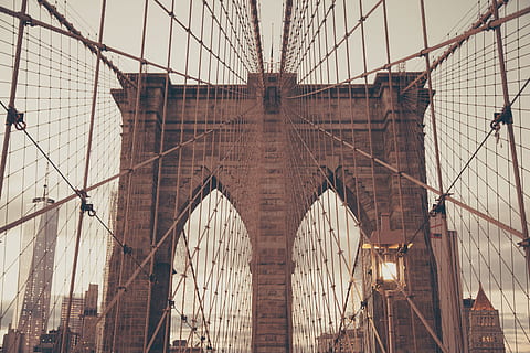 grå, skærm, postlampe, bro, fotografering, brooklyn bridge, dag, tid, arkitektur, kabel, tråd, struktur, New York City, brooklyn - new york, manhattan - new york city, USA, bro - menneskeskabt struktur, berømte sted, hængebro, new york state, manhattan broen, østfloden, urban scene, by, bygget struktur, flod, bybilledet, udendørs, rejse, forbindelse, ingeniørarbejde, turisme, rejsemål, himmel, stålkabel, transportmidler, bue, bygning udvendig, lav vinkel visning, kryds og tværs, 5K, CC0, offentligt domæne, royaltyfrie