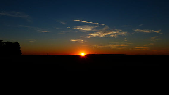 Sonnenuntergang, Himmel, Wolken, Sonne, Feuerball, sonnenkugel, glühen, morgenrot, Abendhimmel, Morgen, Stimmung, Abend, Hellrot, abendstimmung, Sonnenaufgang, Natur, szenen, Silhouette, Landschaft, Ruhe, Schönheit in der Natur, Horizont, Szenen - Natur, wolke - himmel, ruhige Szene, Sonnenlicht, Umgebung, orange Farbe, Horizont über Land, keine Leute, idyllisch, draußen, Sonnenstrahl, dunkel, hell, 4K, CC0, gemeinfrei, lizenzfrei