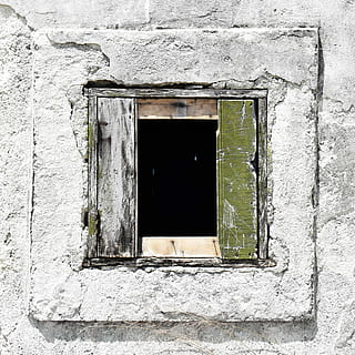 verd, fusta, finestra, blanc, concret, paret, sense títol, resistent, forat, quadrat, perill, arbre, paisatge, parc, viatjar, bosc, símbol, hovel, arquitectura, estructura construïda, exterior de l'edifici, vell, cap gent, dia, funció de construcció de parets, a l'aire lliure, edifici, forma geomètrica, rectangle, primer pla, abandonat, forma, història, el passat, espatllat, disseny, 2K, CC0, domini públic, lliure de regalies