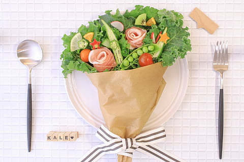 Gemüsebouquet, Weiß, Keramik, Teller, Löffel, Gabel, Keramikplatte, Lebensmittel, Gemüse, Abendessen, Tabelle, Salat, Essen und Trinken, Mahlzeit, Frische, keine Leute, Tomate, rot, Weinglas, Besteck, gesundes Essen, Küchenutensilien, drinnen, Essgeschirr, Wohlbefinden, Grüner Salat, Obst, direkt darüber, Blattgemüse, Stillleben, Grün, Nahansicht, Tischmesser, Rucola, 1080P, CC0, gemeinfrei, lizenzfrei