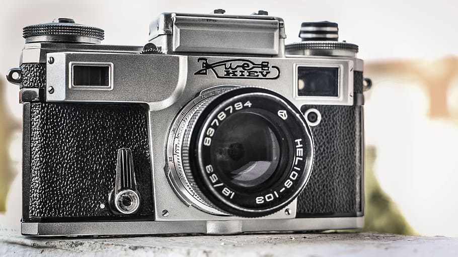 Technologie, Fotografie, Gadgets, Kamera, Kiew, Film, slr, Linse, schnappt, Bokeh, Kamera - Fotoausrüstung, Fotografie-Themen, Retro-Stil, Fotoausrüstung, Antiquität, Objektiv - optisches Instrument, Metall, keine Leute, Geschichte, Nummer, Nahansicht, die Vergangenheit, Digitalkamera, Fokus auf den Vordergrund, Stillleben, alt, analog, drinnen, Spiegelreflexkamera, silberfarben, 5K