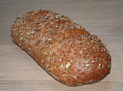 brød, kornbrød, verdensmester brød, styrke, kulhydrater, mad, spise, spiselige, brød brød, Brun, friskhed, bageri, morgenmad, frø, træ - materiale, organisk, konditori dejen, måltid, mel, mad og drikke, bagt, tæt på, bord, velvære, indendørs, ingen mennesker, sund kost, sesam, enkelt objekt, stilleben, sesamfrø, Brunt brød, fransk mad, 1080P, CC0, offentligt domæne, royaltyfrie