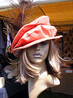 maniquí, model, cap, barret, ploma, botiga, merceria, moda, femella, roba, cabell, perruca, bellesa, jove, estil, atractiu, glamour, retrat, de moda, disseny, elegant, modern, estil de vida, representació humana, representació, semblança femenina, primer pla, a l'interior, cap gent, dia, art i artesania, venda al detall, cabell llarg, visualització al detall, natura morta, pentinat, creativitat, 2K, CC0, domini públic, lliure de regalies