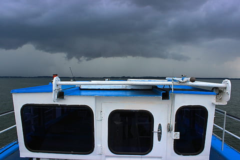 støvel, storm, skyer, dramatisk, innsjø, atmosfære, himmel, vær stemning, sky - himmel, transport, transportmiddel, én person, natur, menn, vann, nautisk fartøy, dag, voksen, okkupasjon, utendørs, ekte folk, stående, reise, hav, overskyet, 2K, CC0, offentlig domene, opphavsrett gratis