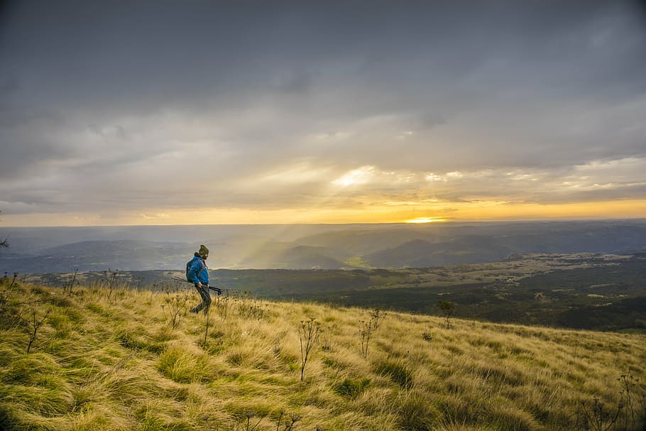 uomo, blu, giacca, a piedi, discesa, tipo, escursioni a piedi, il trekking, erba, i campi, montagne, paesaggio, avventura, all'aperto, natura, cielo, nuvole, nuvoloso, tempesta, i raggi del sole, raggi di sole, fitness, campo, tramonto, retrovisore, una persona, lunghezza intera, bellezza nella natura, scenics - natura, ambiente, nuvola - cielo, attività di svago, scena non urbana, stili di vita, la tranquillità, persone reali, pianta, terra, scena tranquilla, montagna, 5K