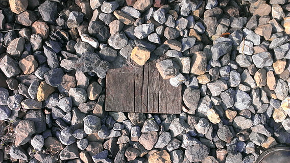 kamienie, tor, próg, pociąg, tło, więzi kolejowe, radość, żwir, szyna, torowisko, pełna ramka, tła, duża grupa obiektów, drewno - materiał, obfitość, drzewny, log, wzór, teksturowane, drewno, żadnych ludzi, dzień, stos, wylesianie, Natura, drewno kominkowe, solidny, las, drzewo, na dworze, 2K, CC0, domena publiczna, darmowe zdjęcia