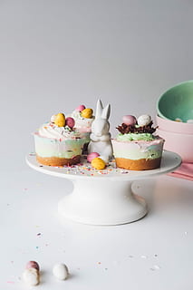 kaker, plasseres, hvit, keramisk, kake, stå, muffins, bunny, påske, matlaging, baking, ostekake, egg, sjokolade, sukker, søt, dessert, mat, behandle, påskeegg, søt mat, mat og Drikke, overbærenhet, fristelse, friskhet, klar til å spise, innendørs, usunn mat, stilleben, ingen folk, bakt, feiring, bord, serveringsstørrelse, tallerken, studio skudd, makron, 2K, CC0, offentlig domene, opphavsrett gratis