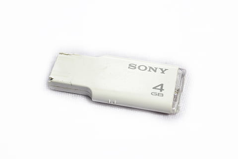 Pen drive, Flash drive, armazenamento, computador, acessórios de computador, Sri Lanka, mawanella, Ceilão, sony, comunicação, tiro do estúdio, dentro de casa, ninguém, fundo branco, fechar-se, texto, único objeto, cor branca, roteiro ocidental, copie o espaço, tecnologia, Cortar fora, visão de alto ângulo, conexão, número, ainda vida, investimento, o negócio, Internet, fonte de energia, 2K, CC0, domínio público, royalty free