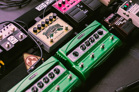 negre, verd, pedals d'efectes, superfície, pedals de guitarra, botons, controls, marcar, electrònica, cables, tecnologia, cap gent, vista d’angle alt, música, control, equipament, a l'interior, equip de gravació de so, primer pla, indústria electrònica, color verd, connexió, cultura i entreteniment artístic, complexitat, marc complet, mesclador de so, natura morta, comunicació, xip d’ordinador, equips informàtics, equipament elèctric, vida nocturna, 5K, CC0, domini públic, lliure de regalies