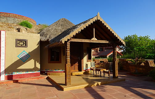 chata, bhunga, rustikální, kachchh, kutch, tradiční, bláto, kštice, bambus, bhuj, cestovní ruch, venkovský, gujarat, Indie, architektura, exteriér budovy, stavba, slunečního světla, nebe, Příroda, budova, čisté nebe, slunný, vchod, den, stín, modrý, nikdo, rostlina, venku, destinace, strom, Dům, náboženství, 2K, CC0, veřejná doména, bez autorských práv
