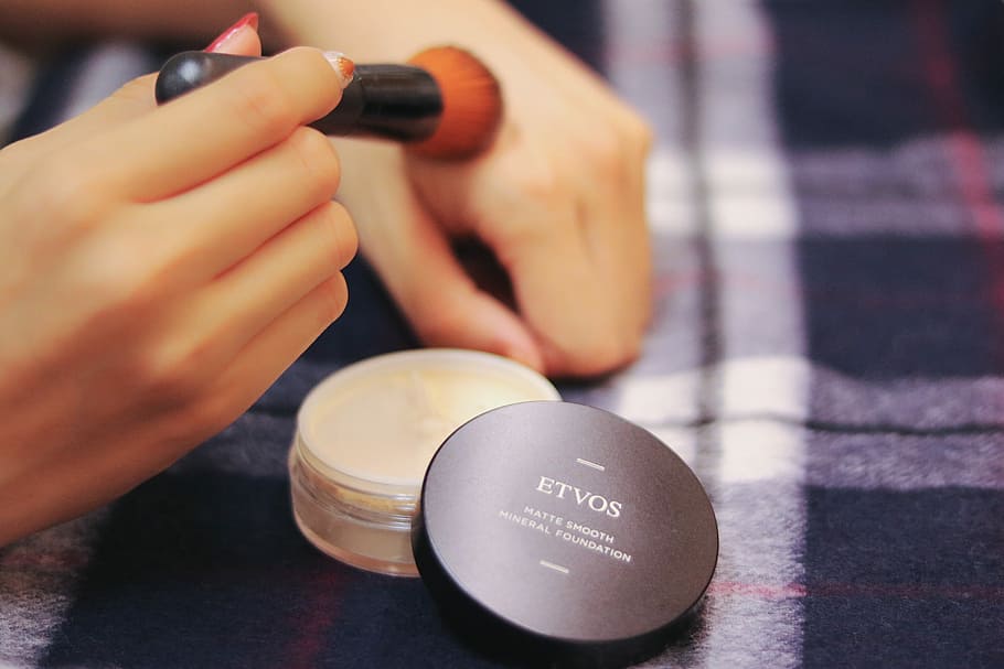 Person, halten, Make-up Pinsel, Frau, menschliche Hand, Beauty-Produkt, Frauen, Nahansicht, Menschen, eine Person, bewirbt sich, Schönheit, kaukasischer Abstammung, Schönheitsbehandlung, menschliches Körperteil, Erwachsene, Hand, Körperteil, Kommunikation, Fokus auf den Vordergrund, Nagel, Lebensstile, Nagelpolitur, Finger, Text, Technologie, echte Menschen, menschlicher Finger, Tag, menschliches Glied, 1080P