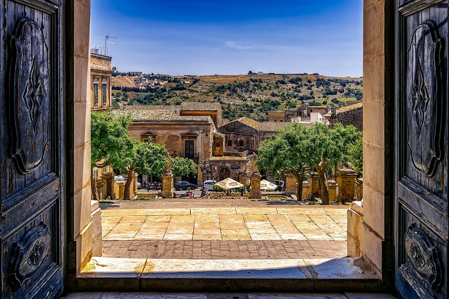 marró, concret, estructura, vista, fusta, cases, objectiu, porta, obert, catedral, Església, entrada, portal, porta vella, vell, històricament, steinig, acollidor, pavimentat, nostàlgia, barri antic, Sicília, modica, perspectiva, pedra, edifici, pintoresca, arquitectura, cel, estructura construïda, exterior de l'edifici, dia, naturalesa, el passat, història, llum solar, destinacions de viatge, barri residencial, arbre, planta, cap gent, a l'aire lliure, antic, religió, creença, columna arquitectònica, ornamentat, pati, 5K
