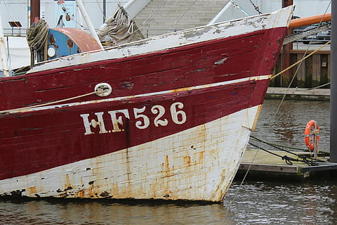 Stiefel, alt, rostfrei, Anlegesteg, maritim, Wasserfahrzeug, Wasser, Transport, Transportmittel, Tag, Text, festgemacht, Schiff, Natur, Ufergegend, Meer, Kommunikation, draußen, keine Leute, Nummer, westliche Schrift, Seil, rot, 1080P, CC0, gemeinfrei, lizenzfrei