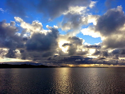 wolkig, Wolken, Ozean, Himmel, Natur, Blau, Licht, Wolkengebilde, Wetter, hell, Weiß, draussen, natürlich, Sonnenlicht, Kumulus, flauschige, Farbe, Luft, Tag, szenisch, Umgebung, Atmosphäre, dunkel, Landschaft, Hintergrund, dramatisch, Meer, Szene, Sonnenuntergang, Dämmerung, Orange, Gelb, golden, Nacht-, bunt, Abend, Sonne, idyllisch, Strand, wolke - himmel, Wasser, Schönheit in der Natur, Szenen - Natur, Ruhe, ruhige Szene, keine Leute, Reflexion, Dramatischer Himmel, Ufergegend, Scheu, Horizont, Sturm, draußen, 2K, CC0, gemeinfrei, lizenzfrei