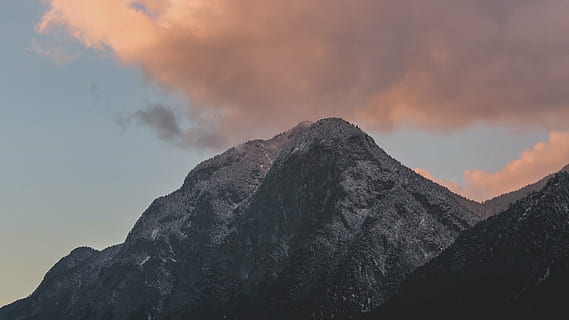 bjerg, skyer, dagtimerne, grå, overskyet, himmel, dal, landskab, natur, mørk, solnedgang, sky - himmel, udendørs, ingen mennesker, lav vinkel visning, skønhed i naturen, scenics, bjergkæde, scenics - natur, bjergtop, klippe, miljø, solid, rock-objekt, ikke-urbane scene, rolig scene, geologi, ro, formation, 4K, CC0, offentligt domæne, royaltyfrie