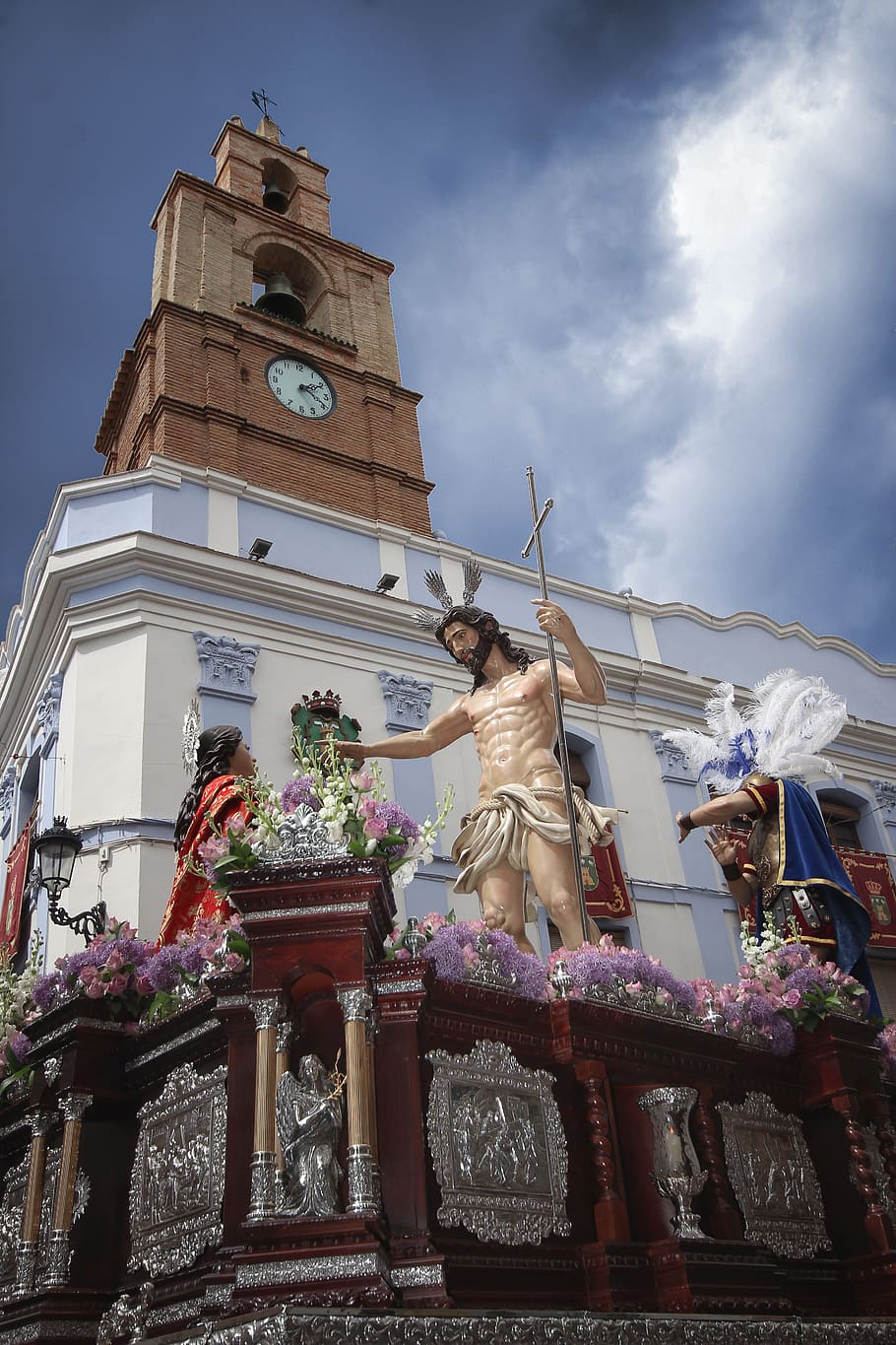 ressuscitat, Pasqua, rute, arquitectura, estructura construïda, exterior de l'edifici, edifici, cel, vista d’angle baix, representació, representació humana, escultura, creença, estàtua, art i artesania, lloc de culte, espiritualitat, religió, núvol - cel, naturalesa, creativitat, dia, cap gent, 5K