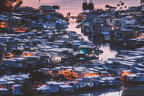 varoşlarda hava fotoğrafçılığı, hava, fotoğrafçılık, evler, gün batımı, Cityscape, Nightscape, nehir, köy, dış yapı, mimari, kalabalık, yerleşim bölgesi, yapılı yapı, bina, Kent, yüksek açılı görünüş, ev, açık havada, çatı, aydınlatılmış, topluluk, akşam karanlığı, doğa, gün, şehir hayatı, şehir manzarası, 5K, CC0, kamu malı, telif ücretsiz