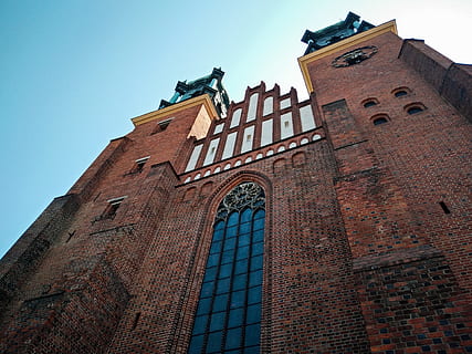 architektonisch, Fotografie, braun, Gebäude, niedrig, Winkel, Backsteinbau, braunes Gebäude, die Architektur, Architektur und Gebäude, Gebäudehülle, gebaute Struktur, Turm, Kirche, berühmter Platz, Flachwinkelansicht, Religion, Himmel, Anbetungsstätte, Geschichte, Spiritualität, die Vergangenheit, klarer Himmel, Glauben, Tag, Natur, keine Leute, große Höhe, Uhr, Backstein, Gothic Style, 4K, CC0, gemeinfrei, lizenzfrei