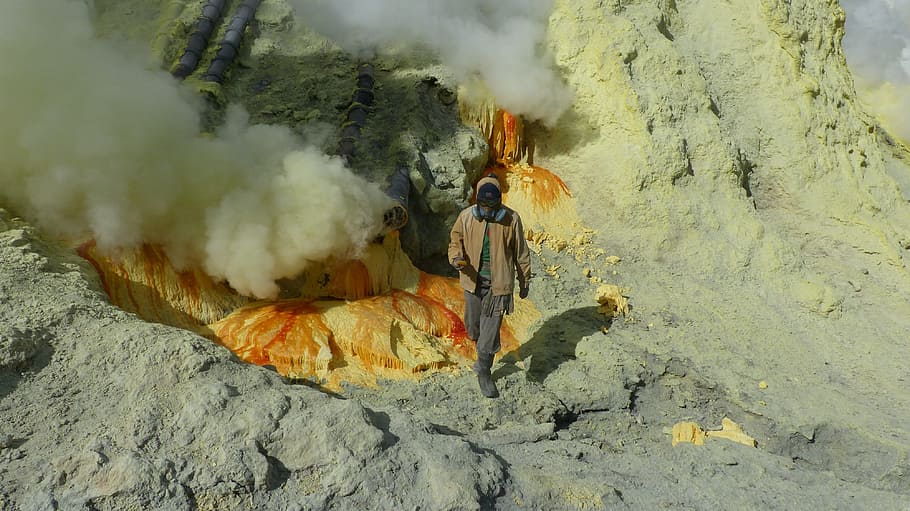 Indonesia, Giava, vulcano, kawa ijen, zolfo, fumo - struttura fisica, giorno, incidenti e disastri, ardente, natura, segnale di pericolo, comunicazione, fuoco, cartello, calore - temperatura, geologia, montagna, all'aperto, fuoco - fenomeno naturale, occupazione, due persone, uomini, assistenza sanitaria e medicina, che esplode, vista dall'alto, cratere vulcanico, 4K