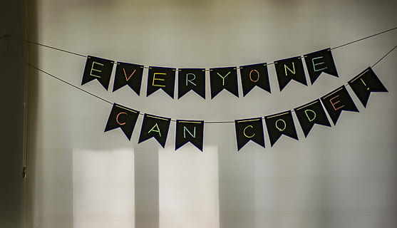 sorte bunting flag, alle sammen, kode!, bannere, inde, værelse, kan, kode, citere, flagdug, breve, ord, kodning, tech, parti, indretning, dekoration, hjemmelavet, ingen mennesker, arkitektur, tekst, lav vinkel visning, bygget struktur, meddelelse, hængende, flag, dag, natur, vestlige script, udendørs, mønster, kunstkultur og underholdning, form, by, rejse, transportmidler, loft, 4K, CC0, offentligt domæne, royaltyfrie
