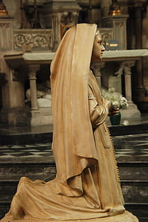 flach, fokus fotografie, Frauenstatue, Bild, Statue, fromm, Religion, Glauben, Kirche, kniend, Skulptur, Reiseziele, drinnen, keine Leute, Nahansicht, Tag, menschliche Darstellung, Kunst und Handwerk, Darstellung, weibliche Ähnlichkeit, Kreativität, männliche Ähnlichkeit, Spiritualität, die Architektur, Kunst, gebaute Struktur, Anbetungsstätte, Fokus auf den Vordergrund, Engel, 4K, CC0, gemeinfrei, lizenzfrei