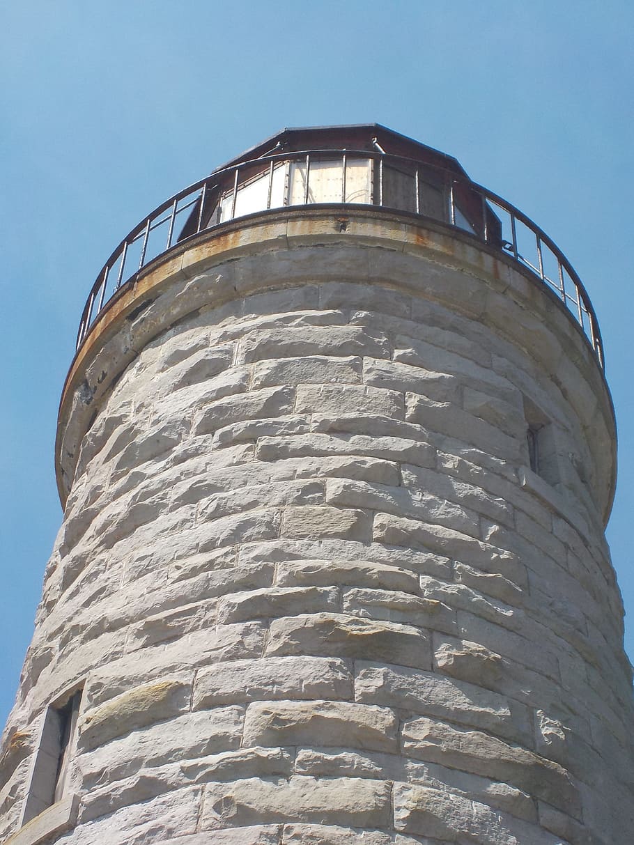 far, primer pla, pedra, perspectiva, cel, Burlington, ontari, estructura, cap gent, dia, vista d’angle baix, dipòsit d'emmagatzematge, arquitectura, estructura construïda, exterior de l'edifici, naturalesa, cel clar, torre, edifici, a l'aire lliure, torre d’aigua: tanc d’emmagatzematge, llum solar, conservació de l’aigua, paret, viatjar, turisme, destinacions de viatge, 4K