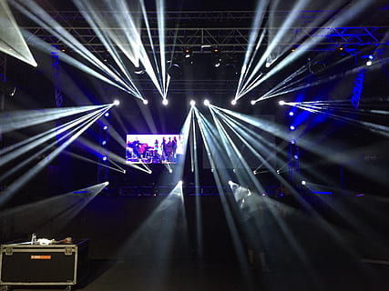 scene, lys, mørk, værelse, diskotek, disco lys, prøve, nat, scene - ydeevne plads, natteliv, belyst, underholdning, belysningsudstyr, baggrunde, spotlight, abstrakt, ydeevne, musik, kunstkultur og underholdning, lys - naturligt fænomen, begivenhed, natklub, lysstråle, nydelse, indendørs, menneskemængde, scene lys, populær musik koncert, laser, disco dancing, dansegulv, koncert, musik Festival, underholdning klub, 2K, CC0, offentligt domæne, royaltyfrie