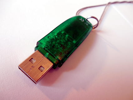 USB, datos, memoria USB, electrónica, memoria, computadora, conexión, color verde, tecnología, de cerca, naturaleza muerta, adentro, nadie, mesa, vista de alto ángulo, comunicación, tecnología inalámbrica, cable, solo objeto, dos objetos, sombra, electricidad, color naranja, foto de estudio, Fondo blanco, cable USB, 2K, CC0, dominio público, libre de derechos