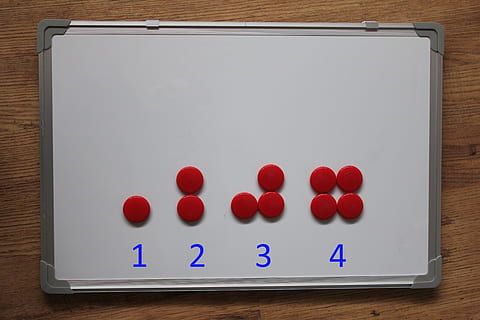 inlärning, tal, räkning, visa, räknare, skolklassrum, magnetisk vit kartong, barn, utbildning, lära, klassrum, elementärt, dagis, förskola, barndom, lektion, primär, inget folk, mat, röd, mat och dryck, inomhus, hjärtformad, fortfarande liv, ljuv, friskhet, positiva känslor, tabell, kärlek, hushållsutrustning, välbefinnande, direkt ovanför, känsla, söt mat, studio skott, ohälsosam mat, bricka, 5K, CC0, offentligt domän, royaltyfria