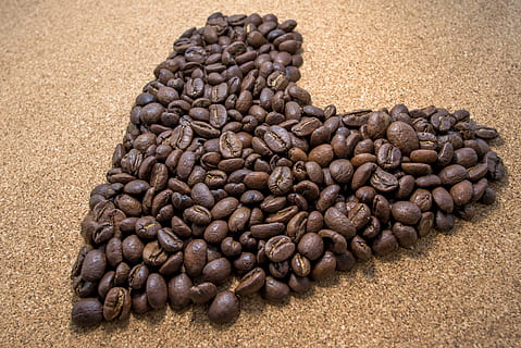 Marrone, Chicco di caffe, cuore, sagomato, partita, fagioli, caffeina, avvicinamento, chicchi di caffè, buio, semi, tavolo, chicco di caffè tostato, cibo e bevande, caffè, cibo, caffè - bevanda, freschezza, grande gruppo di oggetti, nessuno, abbondanza, arrostito, natura morta, chicco di caffè crudo, in casa, agricoltura, vista dall'alto, bere, coltura del caffè, 5K, CC0, dominio pubblico, privo di copyright