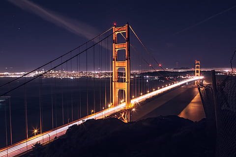 dorado, puente de la puerta, disparo nocturno, Puente de puerta de oro, San Francisco, urbano, ciudad, noche, Estados Unidos, lugar famoso, puente - estructura hecha por el hombre, puente colgante, arquitectura, California, condado de san francisco, paisaje urbano, oscuridad, horizonte urbano, escena urbana, cielo, estructura construida, viaje, iluminado, transporte, puente, conexión, destinos de viaje, naturaleza, agua, turismo, Ingenieria, al aire libre, bahía, rascacielos, ligero, 4K, CC0, dominio público, libre de derechos