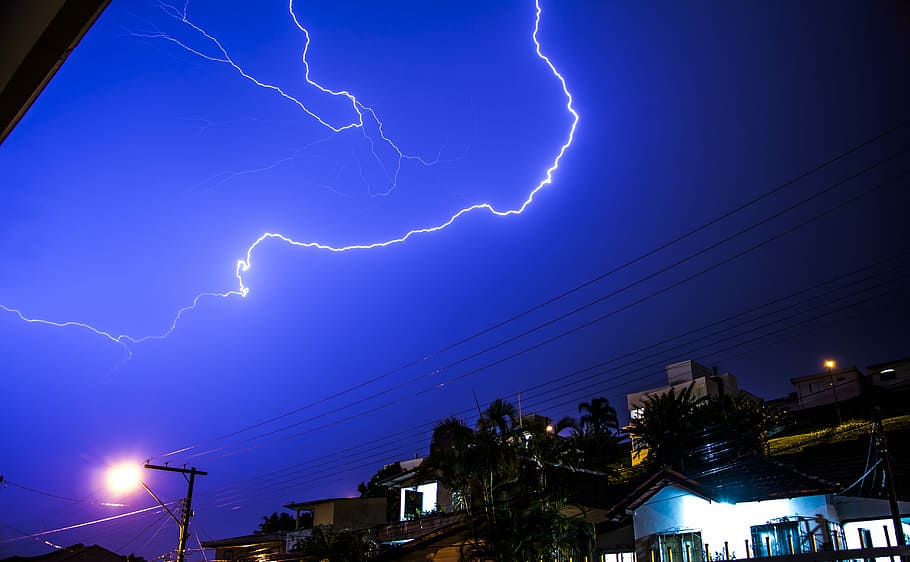 llamps, cel blau, electricitat, poder, cel, blau, llum, tempesta, dramàtica, pern, núvol, flaix, nit, il·luminat, cap gent, a l'aire lliure, poder a la natura, cable, núvol - cel, vista d’angle baix, bellesa a la natura, naturalesa, línia elèctrica, llamps bifurcats, arquitectura, generació de combustible i energia, signe, Font d'alimentació, clima extrem, porpra, 5K
