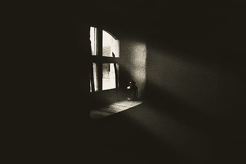 negre, ceràmica, ampolla, col · locat, panell de finestra, finestra, llum, fosc, arquitectura, brillant, paret, edifici, casa, pis, apartament, vidre, reflexió, estil, habitació, blanc, blanc i negre, sefia, vivent, ningú, buit, interior, espai, fusta, contemporani, vell, a l'interior, dia, llum solar, estructura construïda, funció de construcció de parets, ombra, cap gent, entrada, interior de casa, porta, naturalesa, habitació domèstica, còpia espai, absència, 4K, CC0, domini públic, lliure de regalies