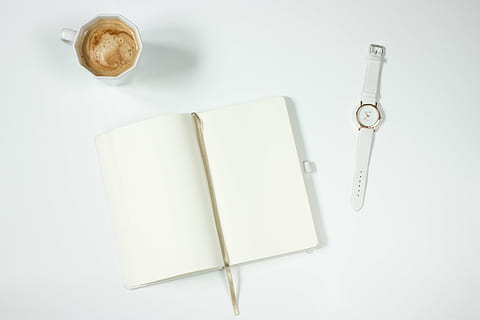 il giro, bianca, analogico, orologio, cinghia, caffè, taccuino, scrivania, tazza, libro, carta, sfondi, girato in studio, copia spazio, cibo e bevande, bere, pubblicazione, sfondo bianco, in casa, direttamente sopra, nessuno, vista dall'alto, boccale, ritagliare, bloc notes, natura morta, rinfresco, tazza di caffè, vuoto, 4K, CC0, dominio pubblico, privo di copyright
