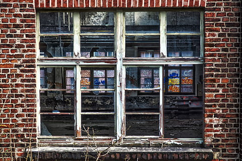 grau, hölzern, gerahmt, Glasfenster, Backstein, alt, Wand, die Architektur, Fenster, Fassade, altes Fenster, Gebäude, Glas, hauswand, verwittert, alte Farbe, Flocke, Holz, gebrochen, Verwitterung, Holzrahmen, altes Holz, Glasbruch, Glasscherben, Glas zerbrochen, Zuhause, altes Gebäude, verlassen, zerfallen, verfallen, verlassene Orte, verlassenes Gebäude, alte Fabrik, Fabrik, heruntergewirtschaftet, verlorene Orte, verlassener Ort, beenden, Industriegebäude, vergessen, zugrunde richten, verlorener Platz, Fabrikgebäude, krank, Graffiti, pforphoto, vergessene Orte, hat verloren, Stimmung, Vergänglichkeit, hdr, Zerstörung, Vergangenheit, HDR-Bild, HDR-Fotografie, schmutzig, dunkel, Atmosphäre, vorübergehend, bestanden, gebaute Struktur, Gebäudehülle, Glas - Material, Ziegelwand, keine Leute, Tag, Wandbau - Funktion, draußen, transparent, Wohngegend, Reflexion, Stadt, Vollbild, Haus, Wahl, Fensterrahmen, 4K, CC0, gemeinfrei, lizenzfrei