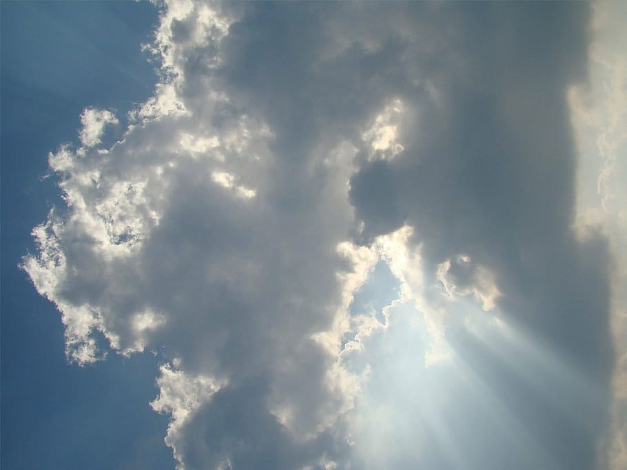 Himmel, Wolken, Blau, bedeckter Himmel, Aussicht, Scheinwerfer, Romantik, Licht, Sonnenschein, Tag, wunderbar, Strahlen, wolke - himmel, Wolkengebilde, Natur, Hintergründe, Sonnenlicht, keine Leute, Schönheit in der Natur, Flachwinkelansicht, draußen, Sonnenstrahl, Umgebung, weiße Farbe, Ruhe, Szenen - Natur, Wind, bedrohlich, Meteorologie, 2K