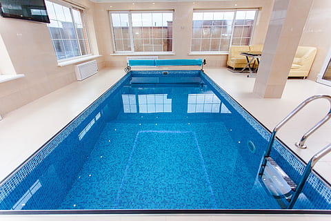 Hallenbad, Schwimmbad, Hütte, Innere, Blau, drinnen, keine Leute, Fenster, Tag, die Architektur, High Angle View, transparent, Glas - Material, Abwesenheit, Wasser, Geländer, Natur, gebaute Struktur, am Pool, Stuhl, Luxus, 4K, CC0, gemeinfrei, lizenzfrei